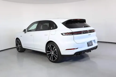 2025 Porsche Cayenne Turbo E-Hybrid photo 3