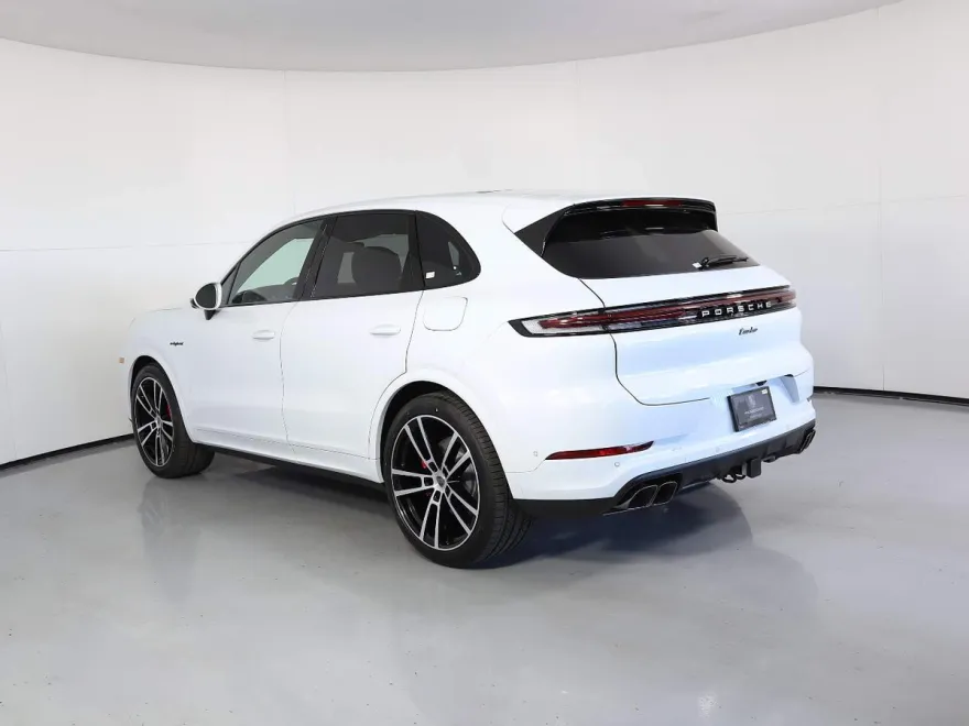 2025 Porsche Cayenne Turbo E-Hybrid photo 3