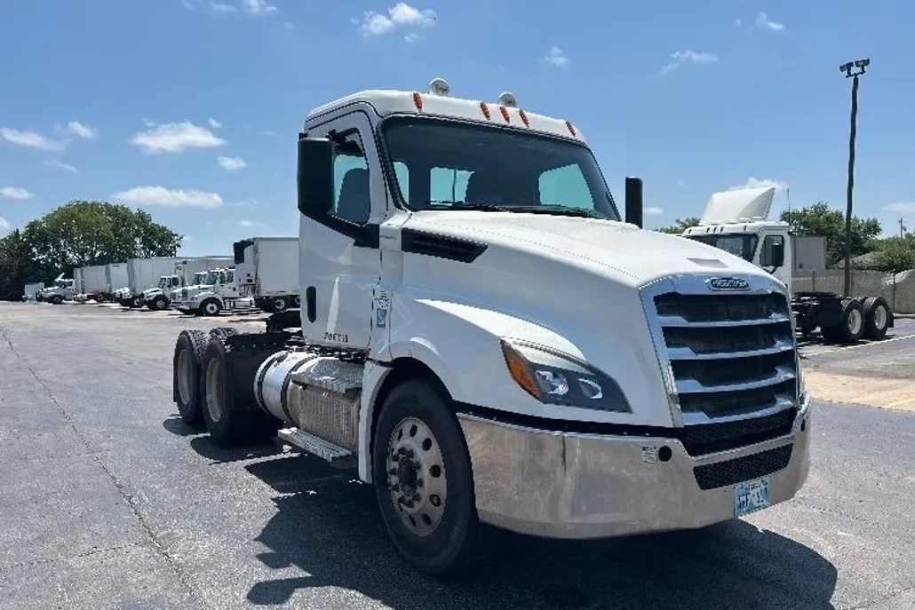 2020 Freightliner Cascadia 126" Day cab photo 1