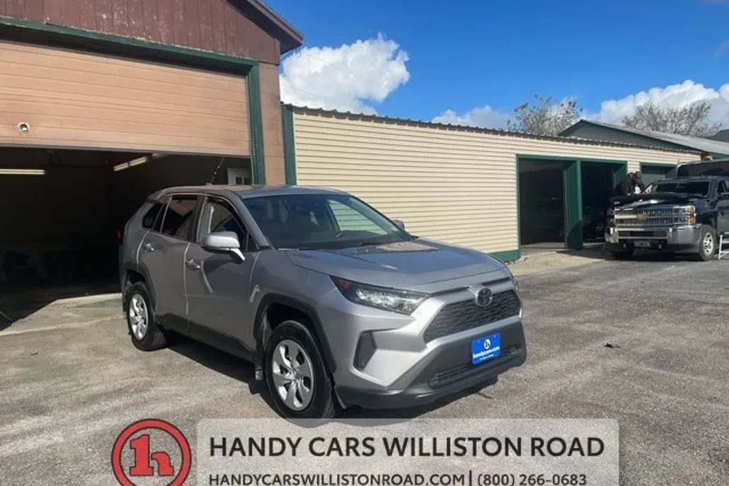 2022 Toyota RAV4 LE photo 1