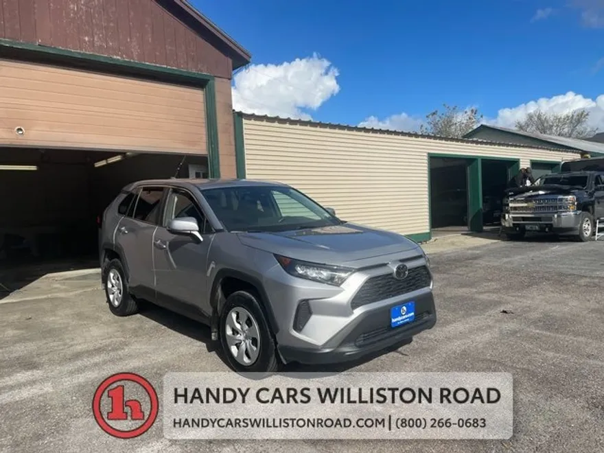 2022 Toyota RAV4 LE photo 1