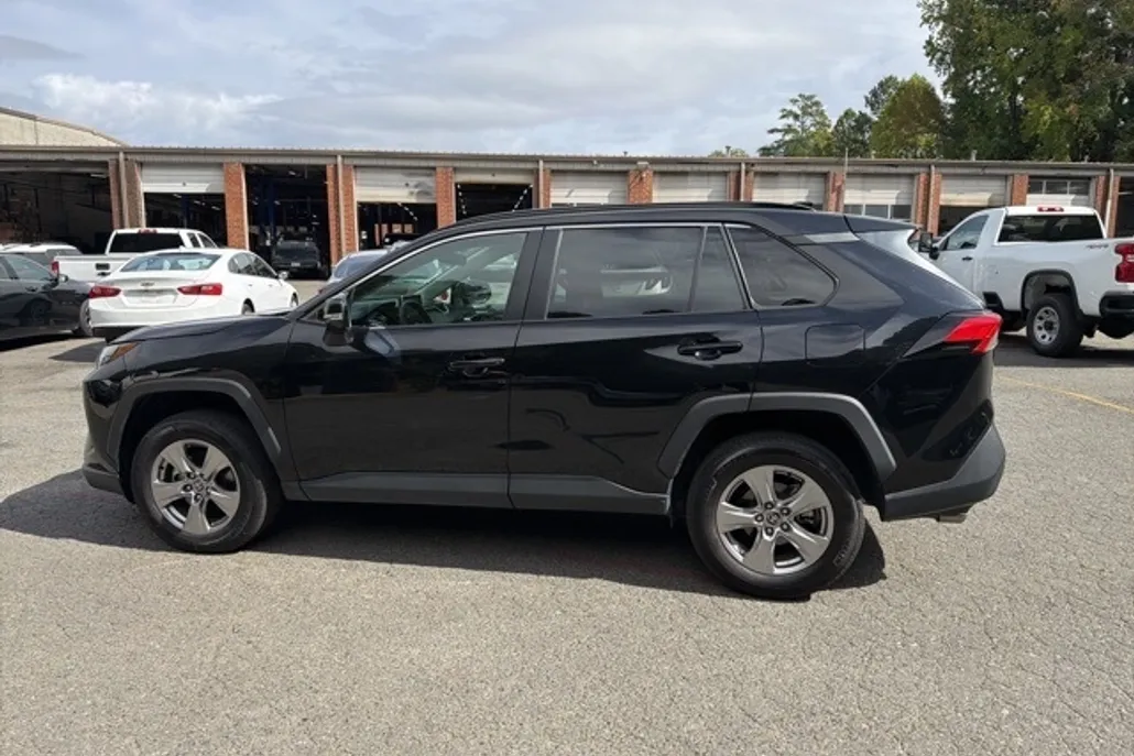 2023 Toyota RAV4 XLE photo 1