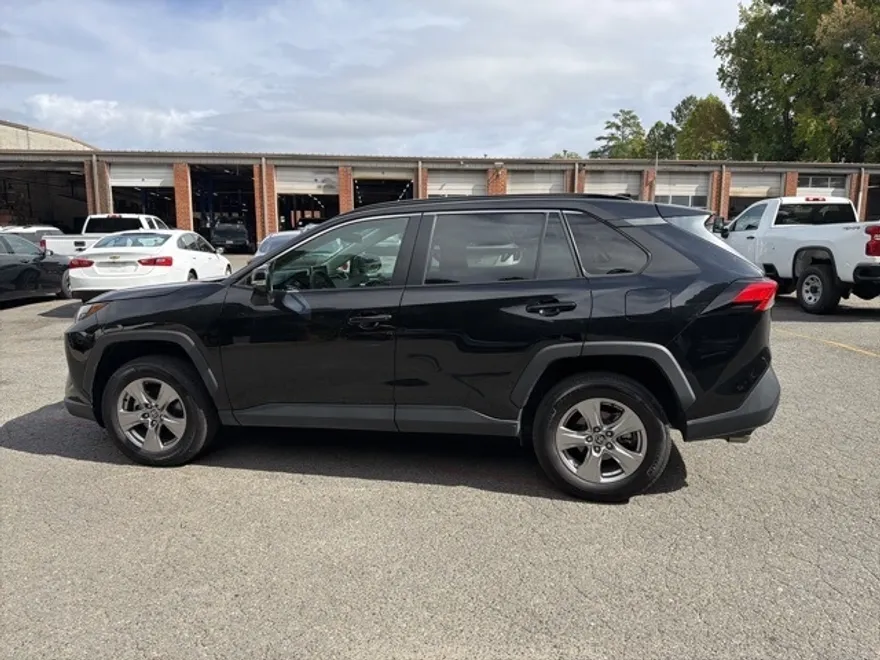 2023 Toyota RAV4 XLE photo 1