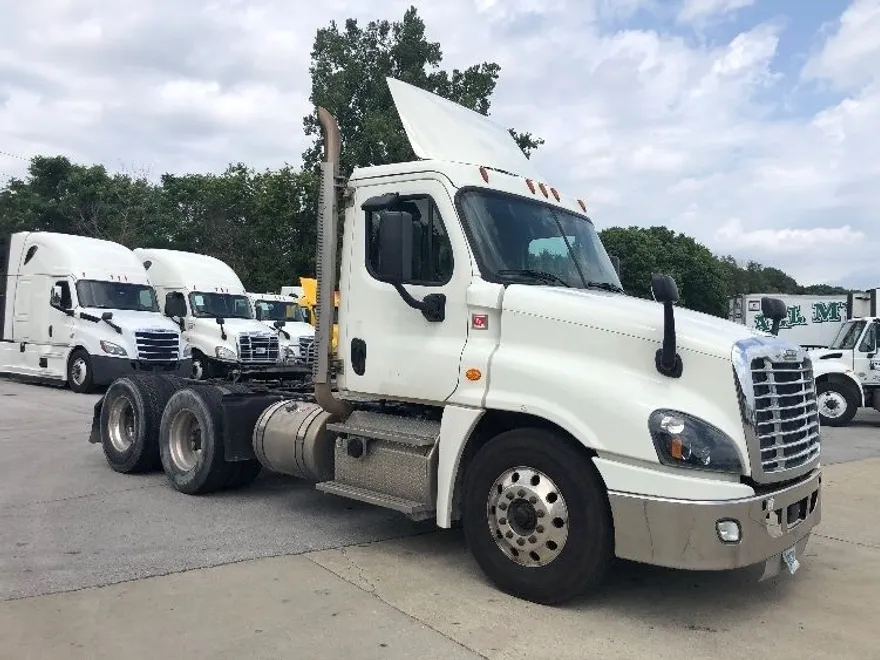 2019 Freightliner Cascadia 125" Sleeper Cab photo 1