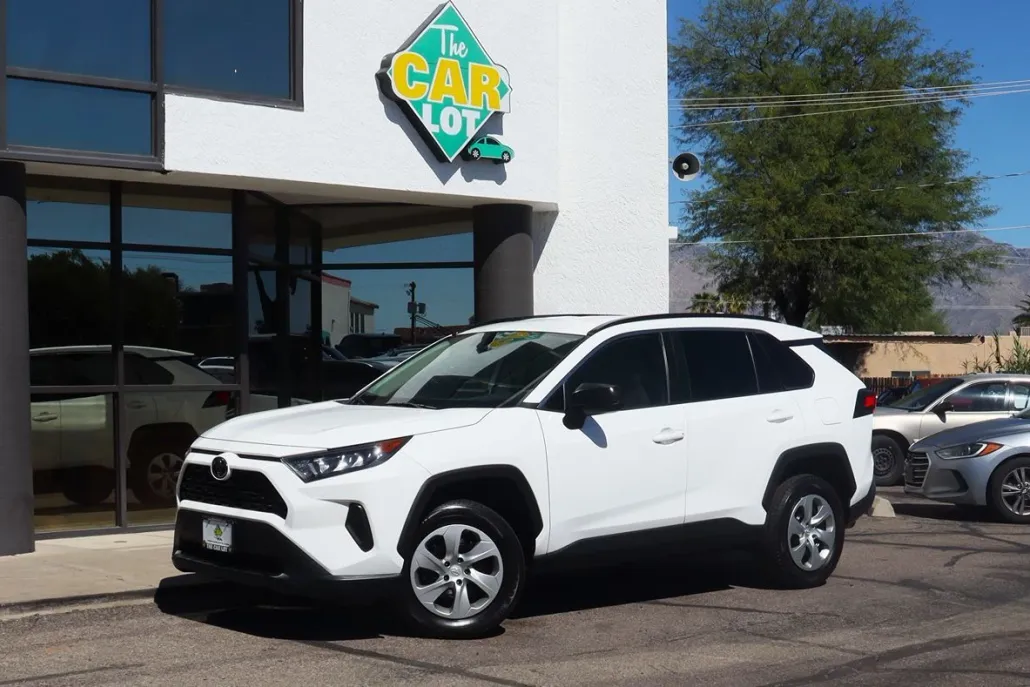 2020 Toyota RAV4 LE photo 1