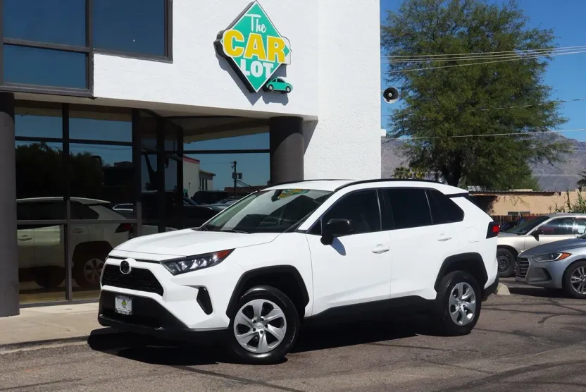 2020 Toyota RAV4 LE photo 1