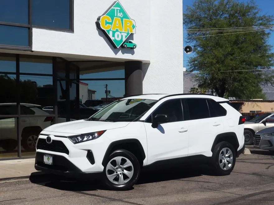 2020 Toyota RAV4 LE photo 1