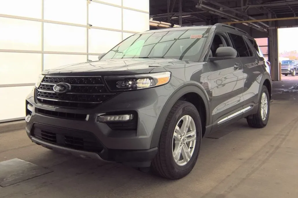 2023 Ford Explorer XLT photo 1