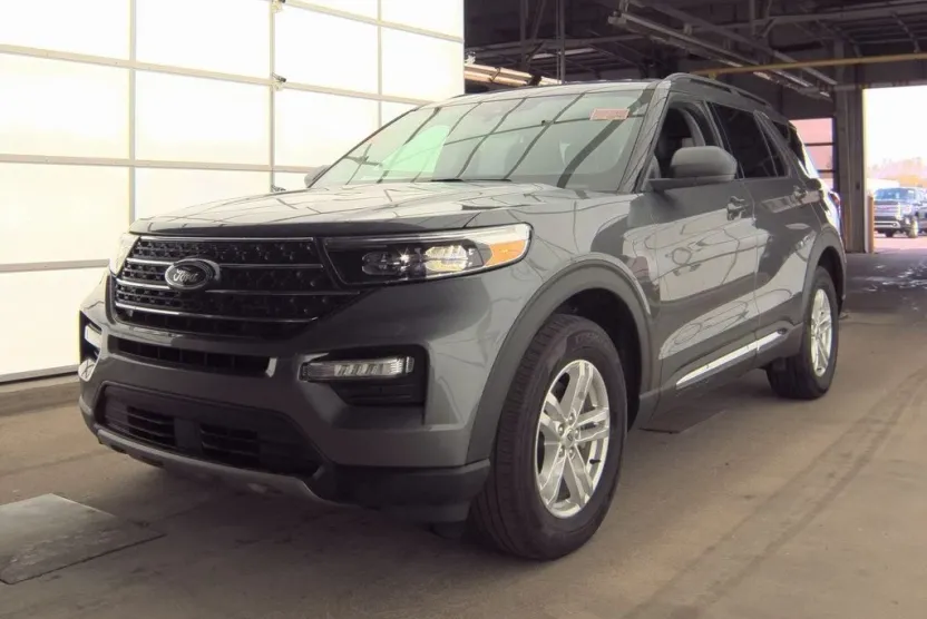 2023 Ford Explorer XLT photo 1