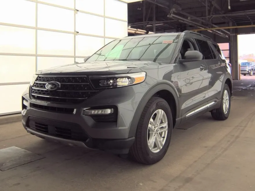 2023 Ford Explorer XLT photo 1