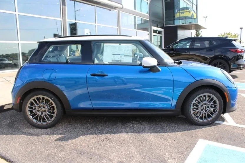 2025 Mini Cooper 2 Door Hardtop Signature photo 1