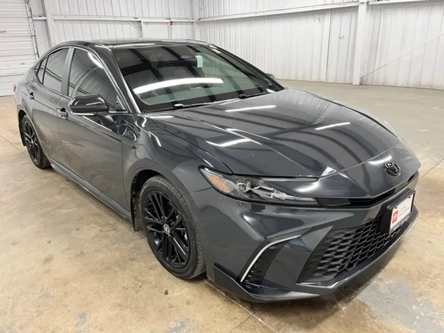 2025 Toyota Camry SE photo 1