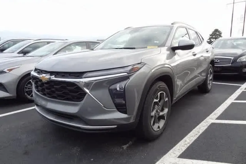 2024 Chevrolet Trax LT photo 1
