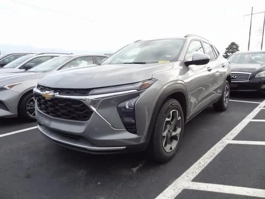 2024 Chevrolet Trax LT photo 1