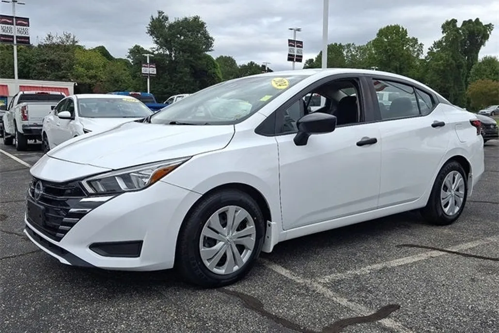 2024 Nissan Versa 1.6 S photo 1