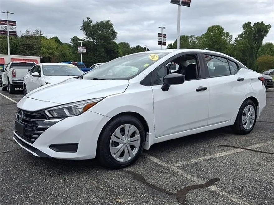 2024 Nissan Versa 1.6 S photo 1