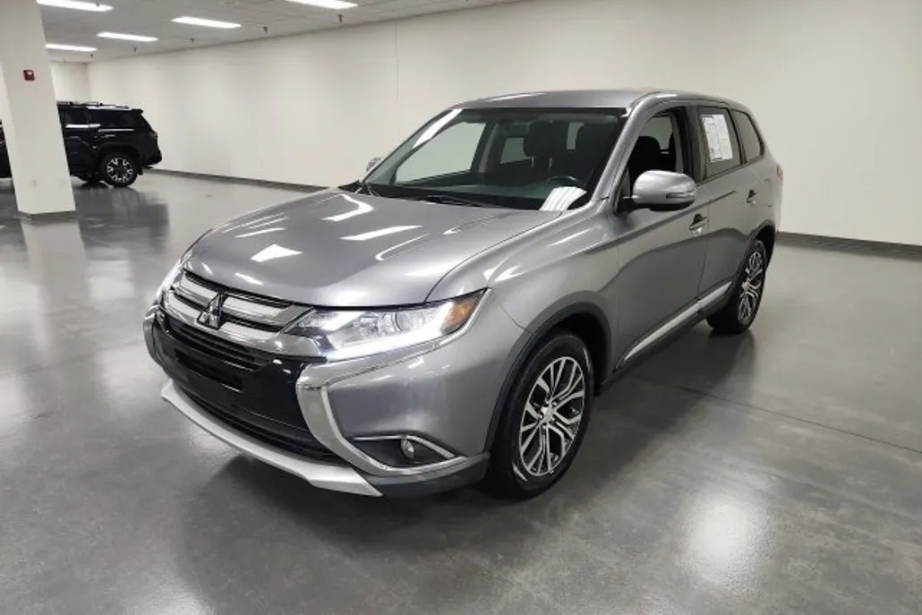 2017 Mitsubishi Outlander SE photo 1