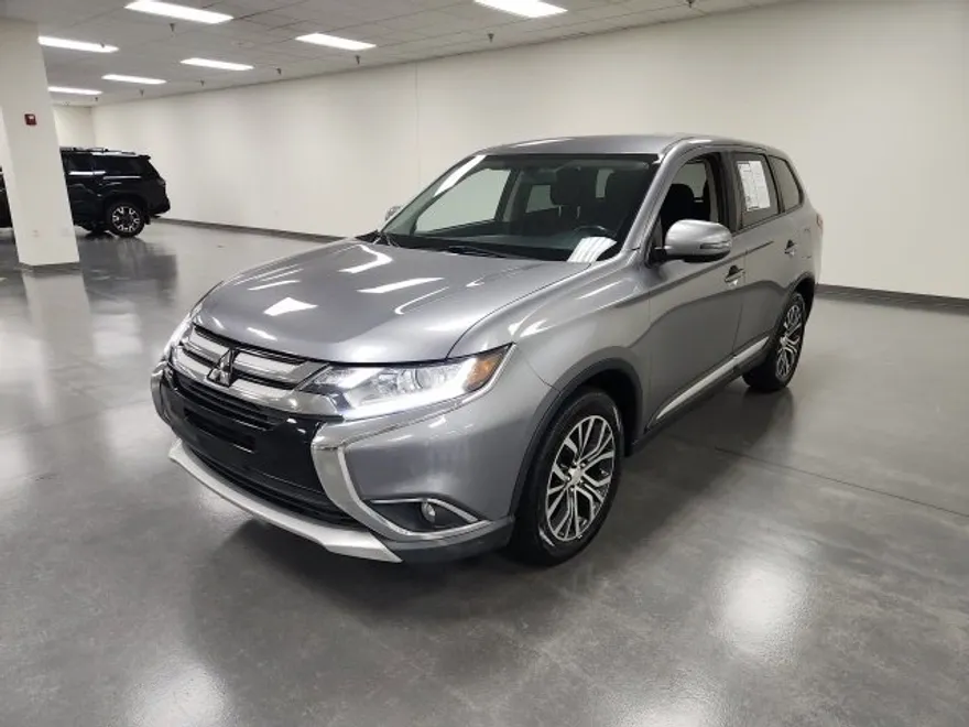 2017 Mitsubishi Outlander SE photo 1