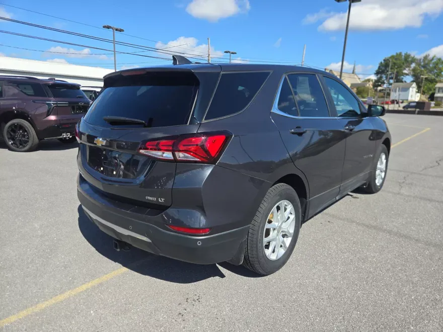 2022 Chevrolet Equinox LT photo 1