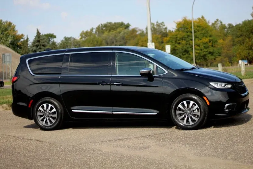 2023 Chrysler Pacifica Hybrid Limited photo 1