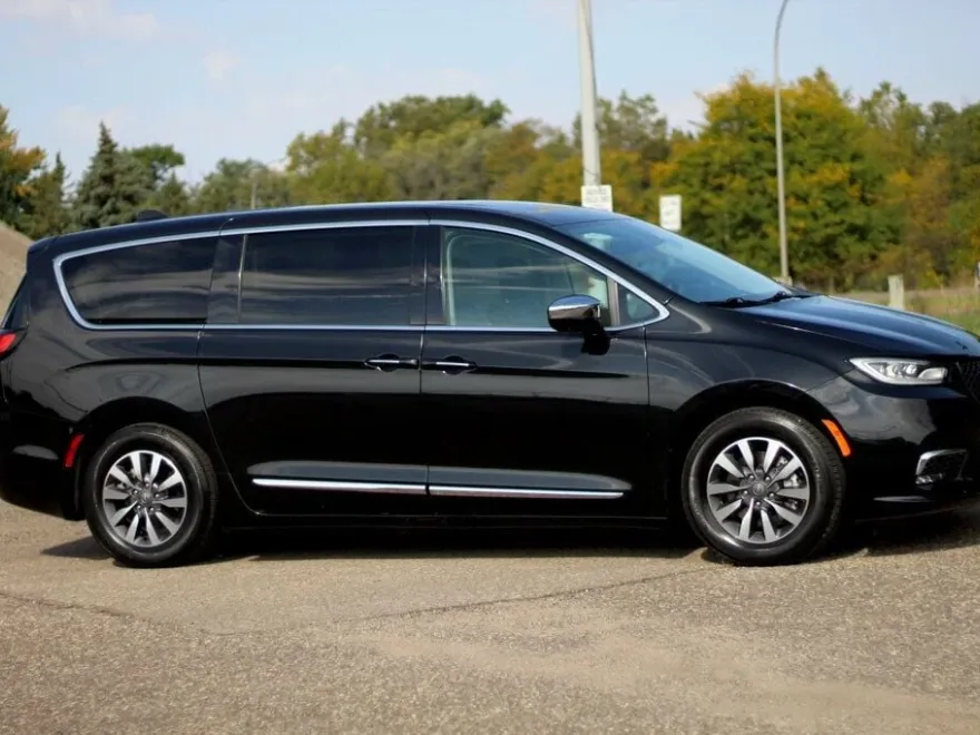 2023 Chrysler Pacifica Hybrid Limited photo 1