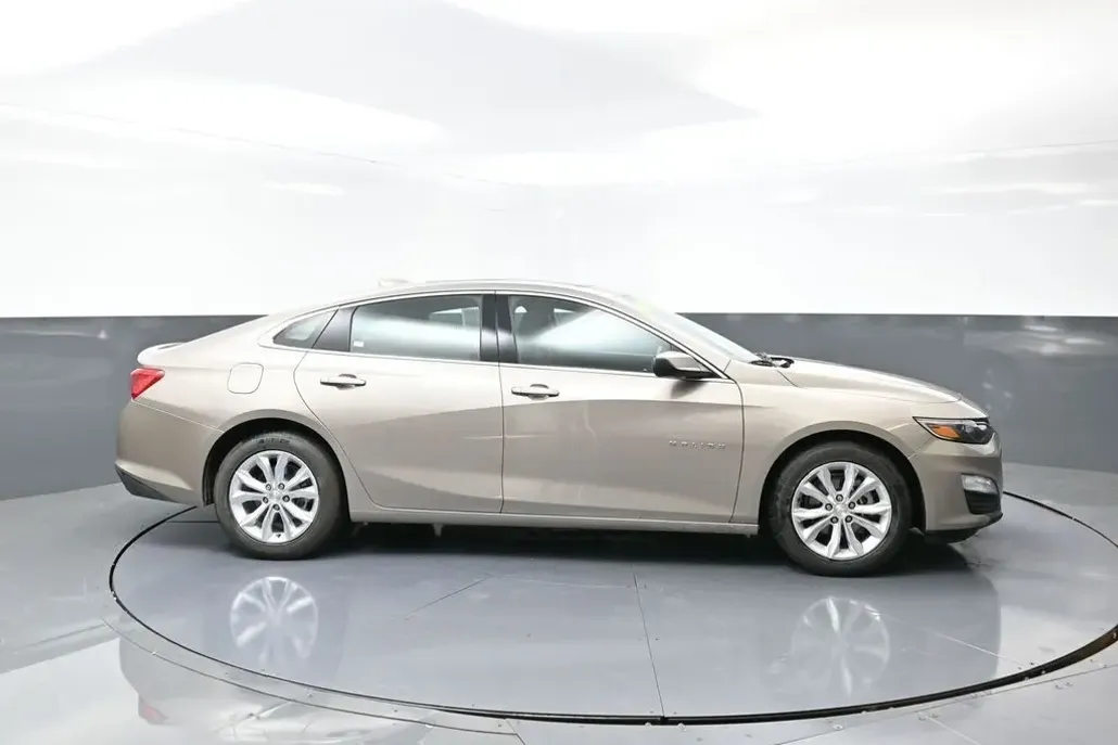 2024 Chevrolet Malibu 1LT photo 1