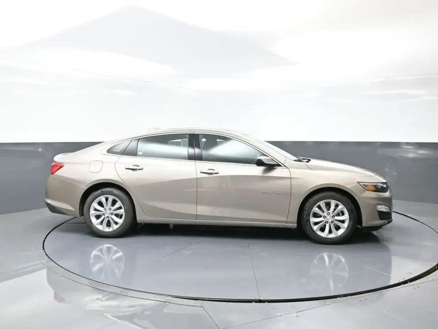 2024 Chevrolet Malibu 1LT photo 1