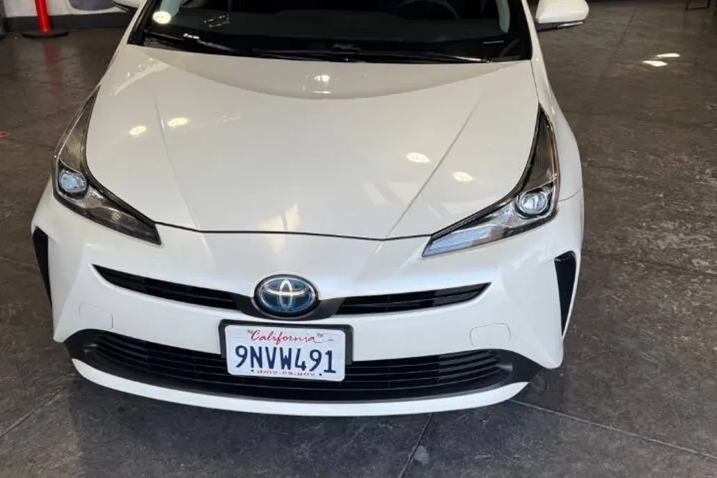 2019 Toyota Prius L Eco photo 1