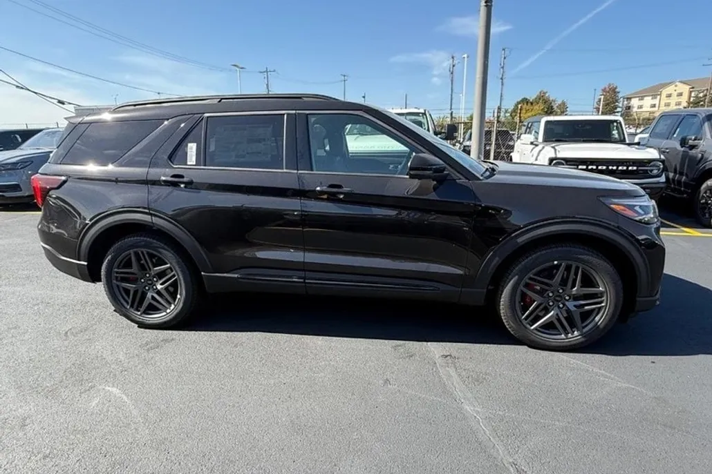 2025 Ford Explorer ST photo 1