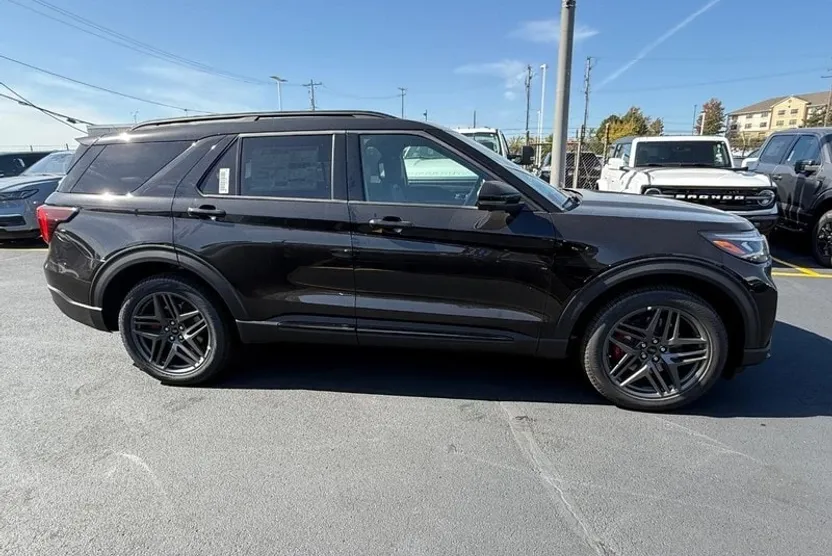 2025 Ford Explorer ST photo 1