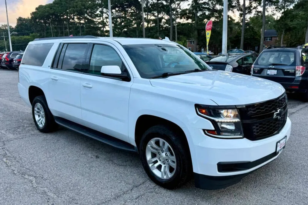 2017 Chevrolet Suburban LT photo 1
