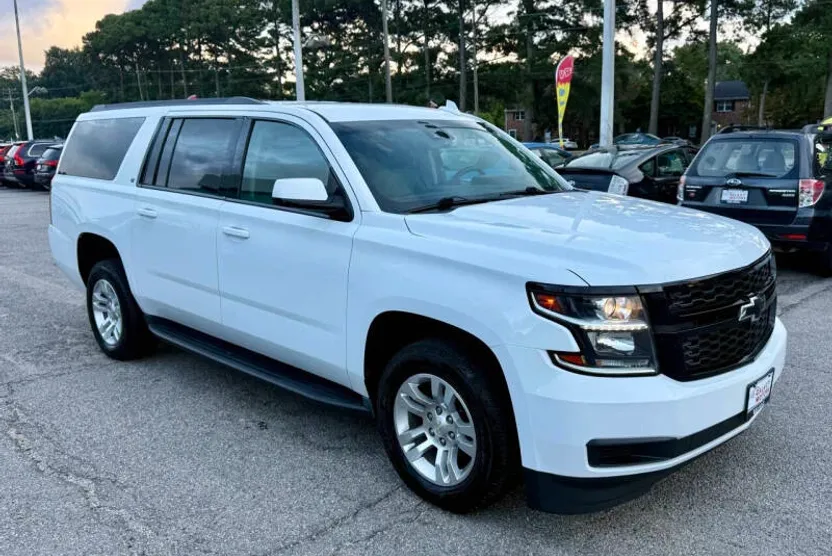 2017 Chevrolet Suburban LT photo 1