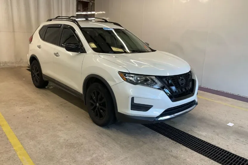 2017 Nissan Rogue SV photo 1