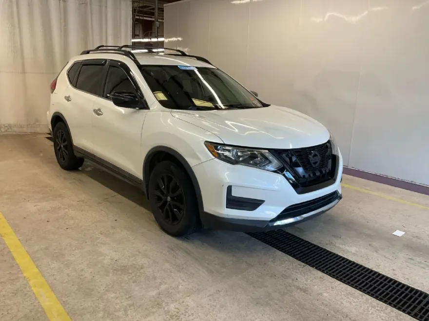2017 Nissan Rogue SV photo 1