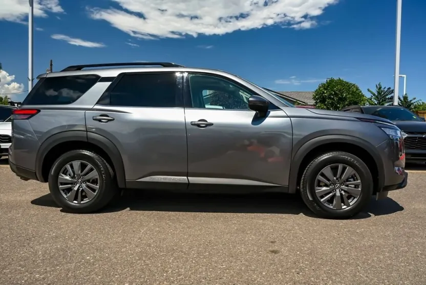 2022 Nissan Pathfinder SV photo 1