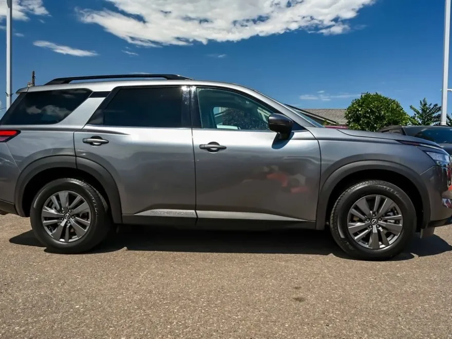 2022 Nissan Pathfinder SV photo 1