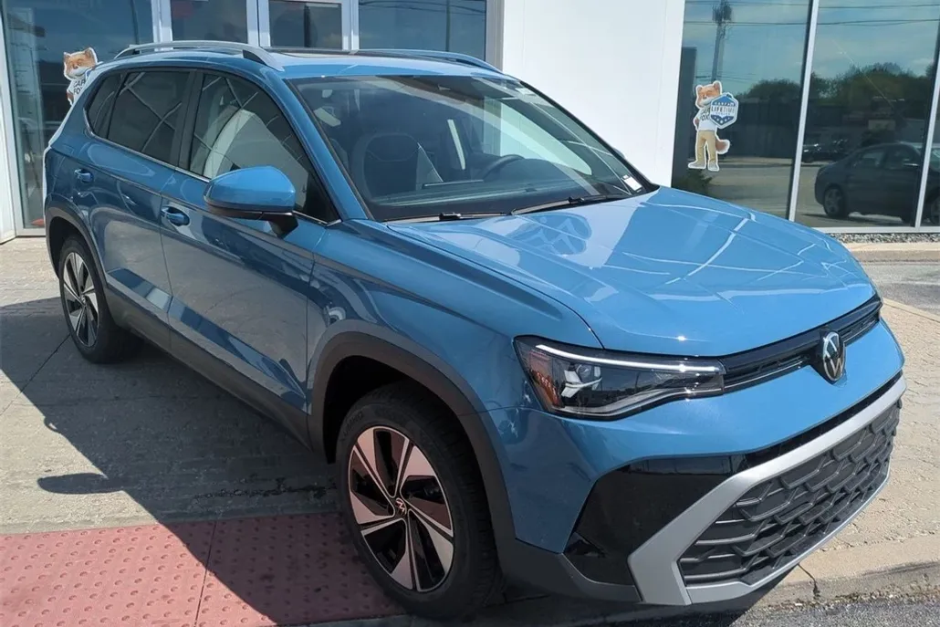 2025 Volkswagen Taos SE photo 1