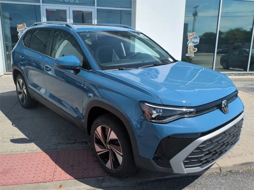 2025 Volkswagen Taos SE photo 1