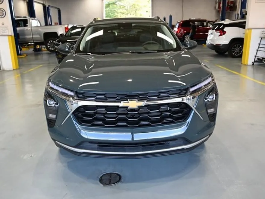 2025 Chevrolet Trax LT photo 1