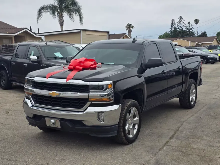 2018 Chevrolet Silverado 1500 LT photo 2