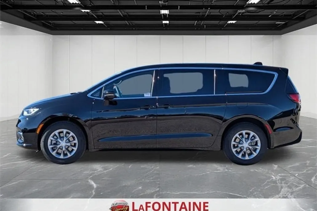 2026 Chrysler Pacifica photo 1