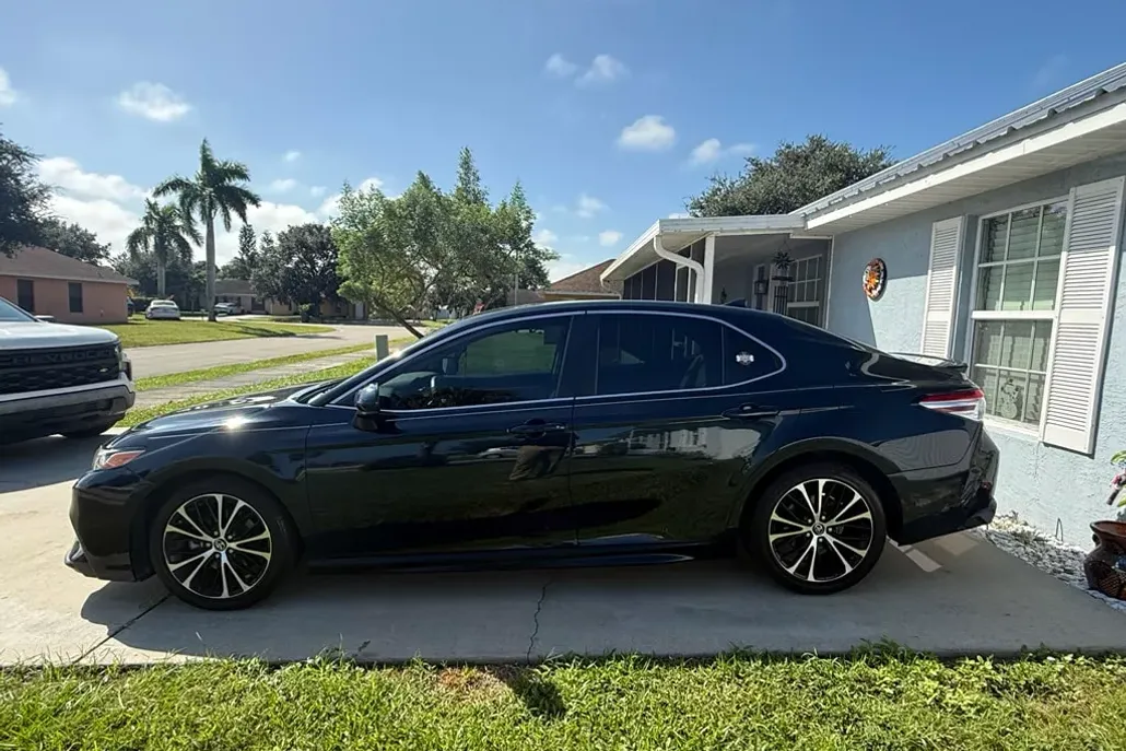 2020 Toyota Camry SE photo 1