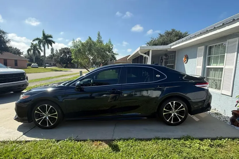 2020 Toyota Camry SE photo 1