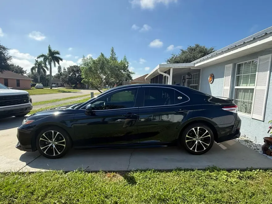 2020 Toyota Camry SE photo 1