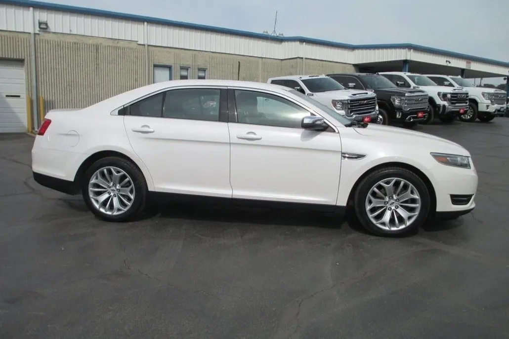 2016 Ford Taurus Limited photo 1
