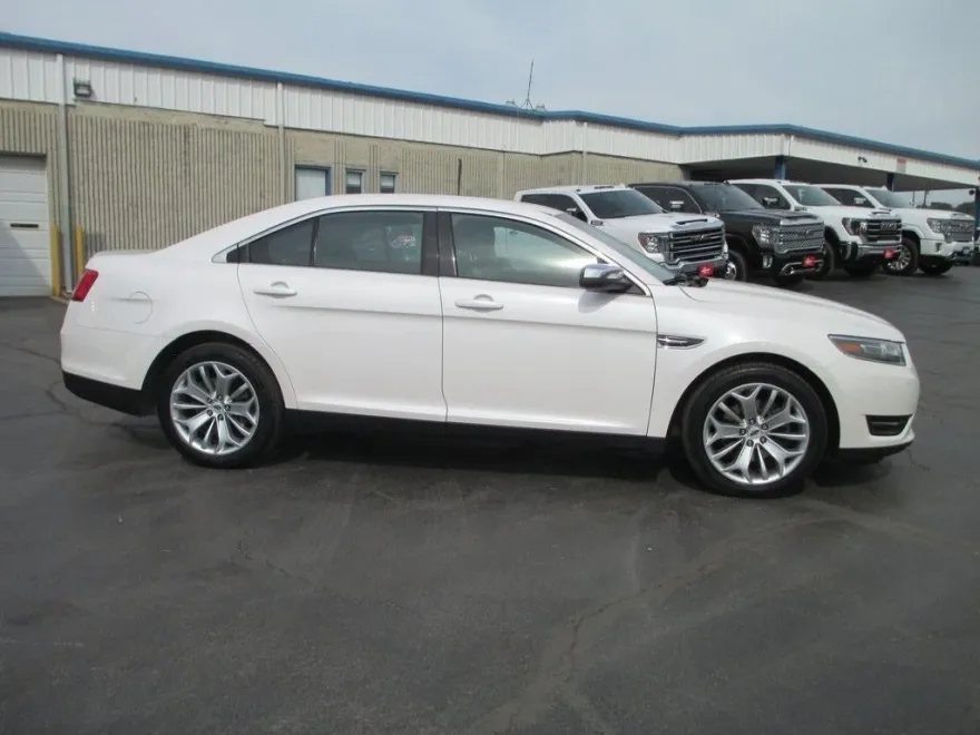 2016 Ford Taurus Limited photo 1