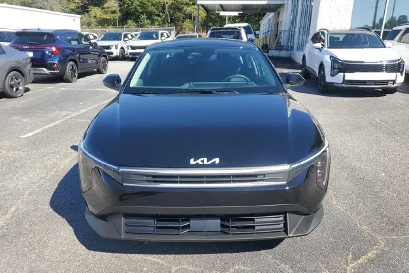 2025 Kia K4 LXS photo 1