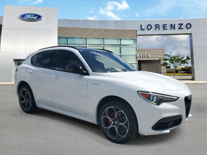 2022 Alfa Romeo Stelvio Ti Sport photo 2