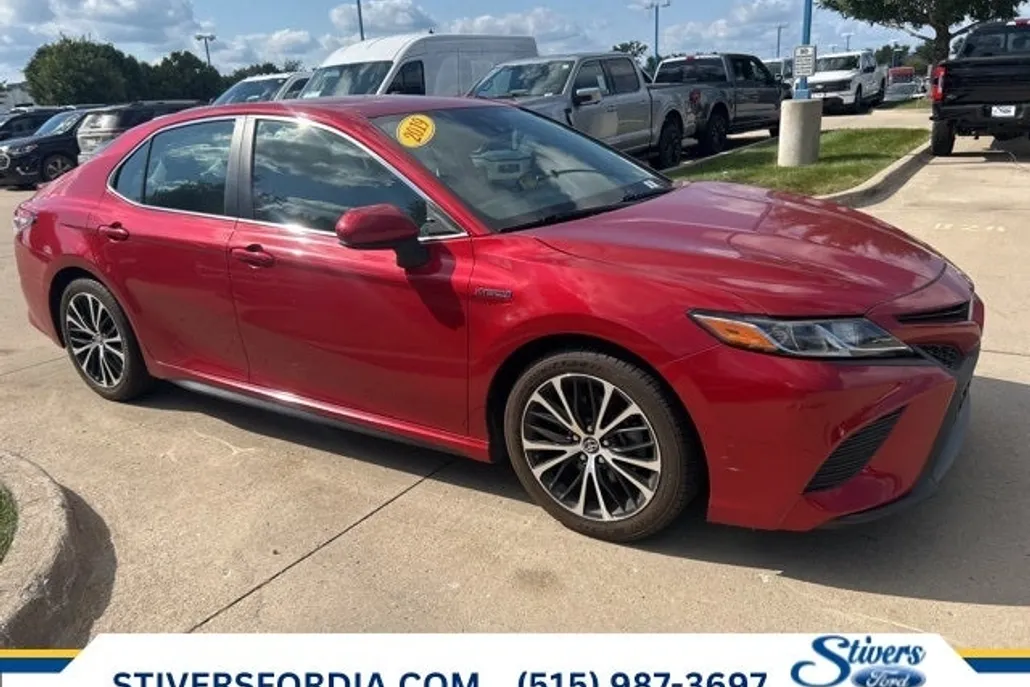 2019 Toyota Camry Hybrid SE photo 1