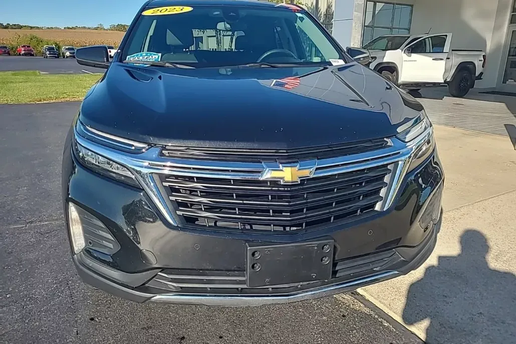 2023 Chevrolet Equinox LT photo 1